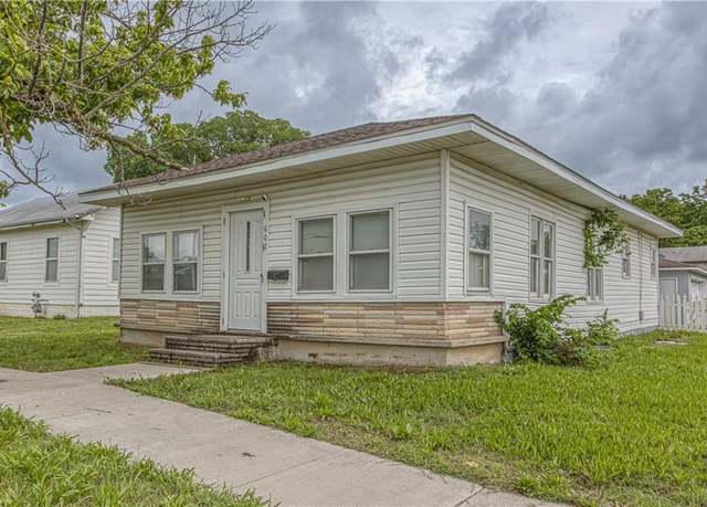 Property at 602 N Grand St, Pittsburg, KS 66762, 3 beds, 2 baths
