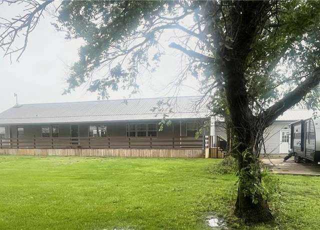 Property at 933 1300th St, Iola, KS 66749, 4 beds, 3 baths