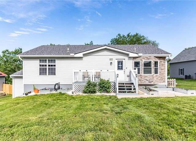 Property at 904 Summit Dr, Knob Noster, MO 65336, 3 beds, 2.5 baths