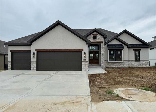 Property at 13511 Terrace Park Dr, Parkville, MO 64152, 4 beds, 4 baths