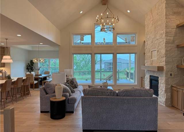 Property at 13511 Terrace Park Dr, Parkville, MO 64152, 4 beds, 4 baths