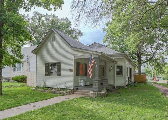 Property at 300 Brown Ave, Osawatomie, KS 66064, 3 beds, 2.5 baths