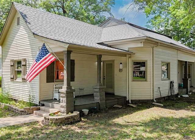 Property at 300 Brown Ave, Osawatomie, KS 66064, 3 beds, 2.5 baths