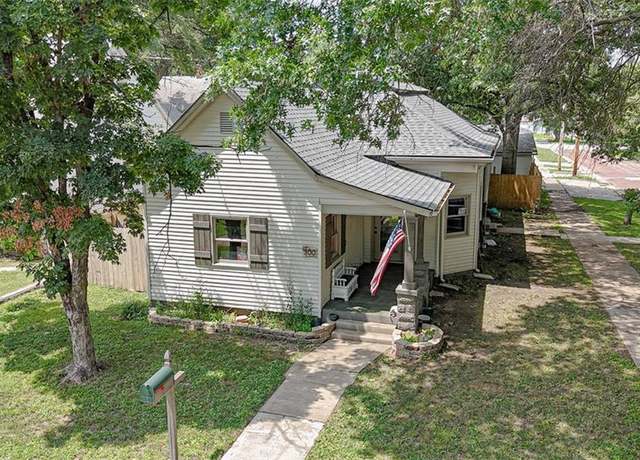 Property at 300 Brown Ave, Osawatomie, KS 66064, 3 beds, 2.5 baths