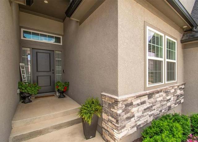Property at 807 NE Algonquin St, Lee's Summit, MO 64064, 3 beds, 3 baths