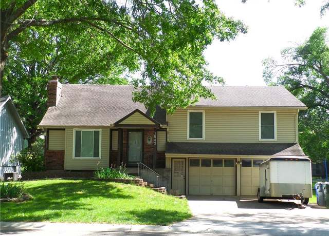 Property at 1947 E Sunvale Dr, Olathe, KS 66062, 3 beds, 2.5 baths