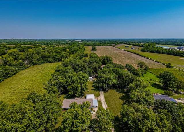 Property at 704 SE 30 St, Oak Grove, MO 64075, 3 beds, 2 baths