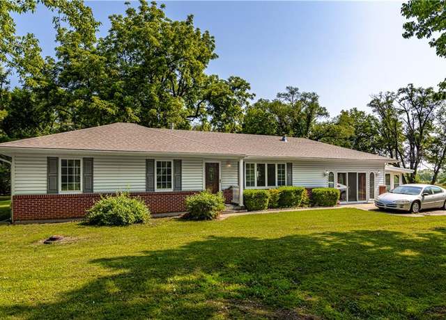 Property at 704 SE 30 St, Oak Grove, MO 64075, 3 beds, 2 baths