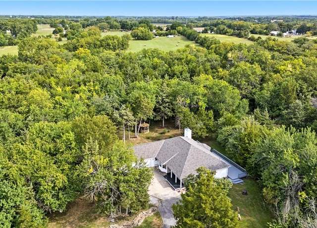 Property at 26770 W 226th St, Spring Hill, KS 66083, 3 beds, 2 baths