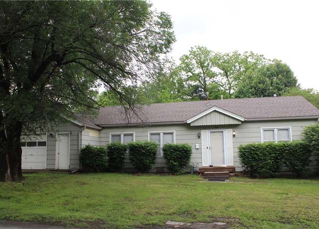 Property at 905 S Smelter St, Pittsburg, KS 66762, 3 beds, 2 baths