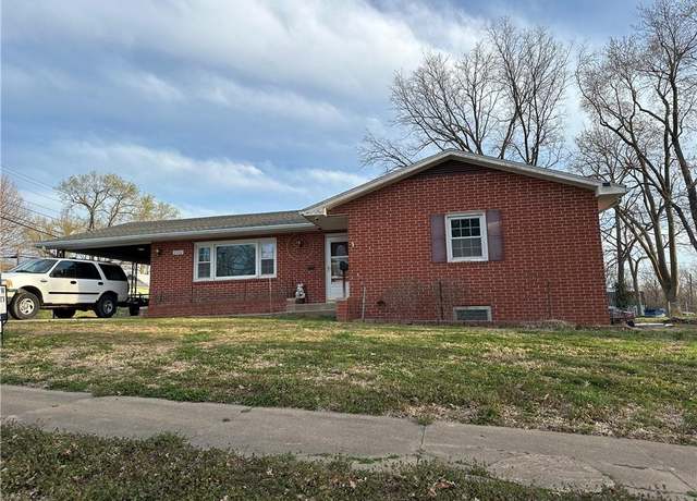 Property at 2102 Franklin Ave, Lexington, MO 64067, 3 beds, 2 baths