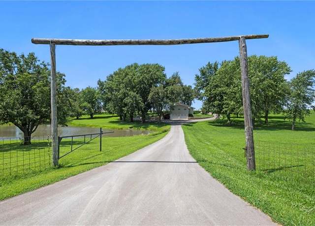 Property at 17249 198th St, Tonganoxie, KS 66086, 3 beds, 3 baths