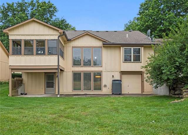 Property at 18811 Sunrise Dr, Belton, MO 64012, 2 beds, 2.5 baths