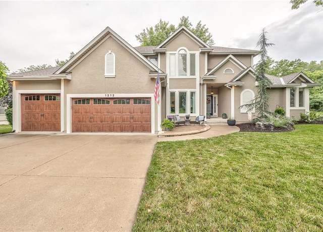 Property at 1212 SW Surrey Trace St, Lee's Summit, MO 64081, 4 beds, 4.5 baths