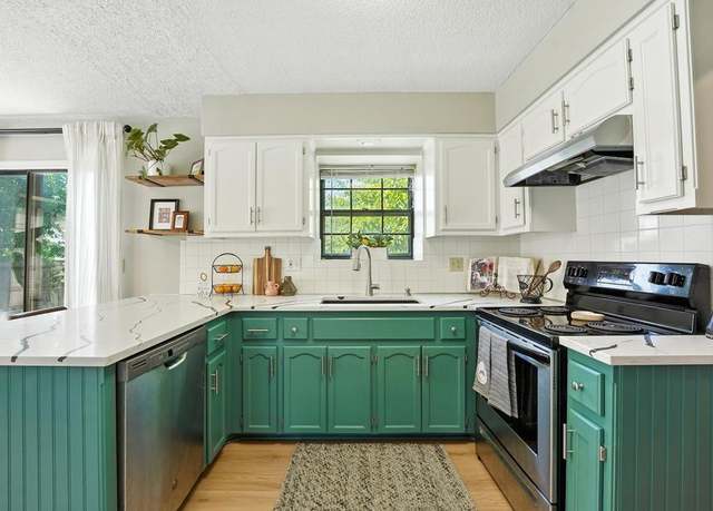 Property at 10109 W 86th Ter, Shawnee, KS 66212, 3 beds, 2.5 baths