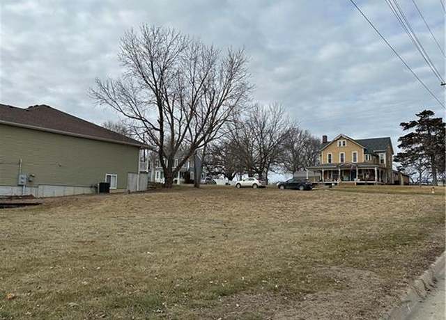 Property at 524 E 4th St, Maryville, MO 64468