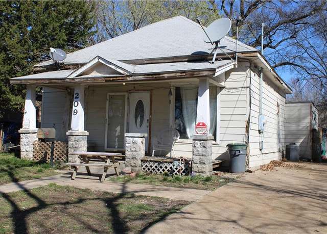 Property at 209 E 15th St, Pittsburg, KS 66762, 3 beds, 1 bath