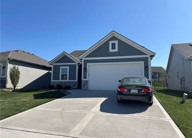 Property at 643 NW 110th St, Kansas City, MO 64155, 3 beds, 3 baths