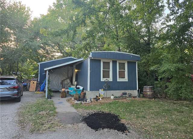 Property at 812 S Lincoln St, Ottawa, KS 66067, 3 beds, 2.5 baths