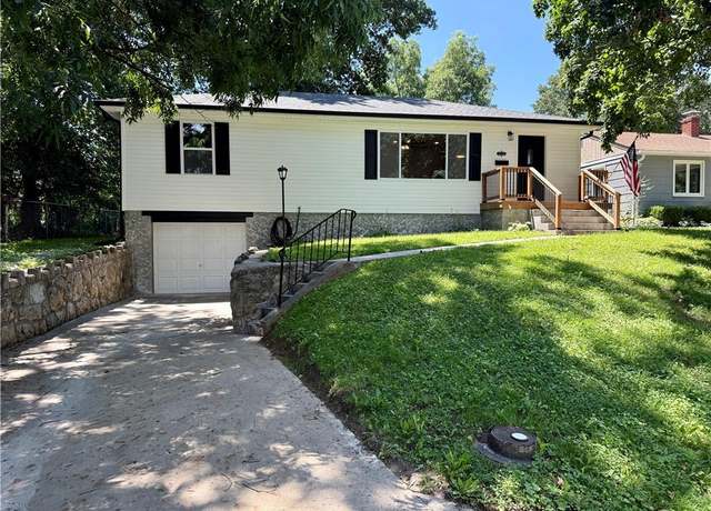 Property at 1814 Manchester Rd, St Joseph, MO 64505, 3 beds, 2 baths