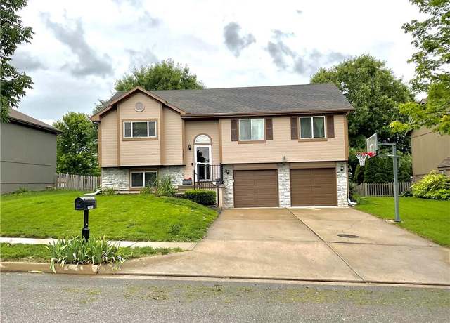 Property at 11601 N Manning Ave, Kansas City, MO 64157, 3 beds, 2.5 baths