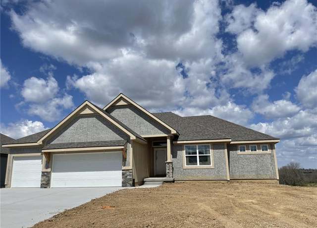 Property at 9336 N Poplar Ave, Kansas City, MO 64156, 4 beds, 3 baths