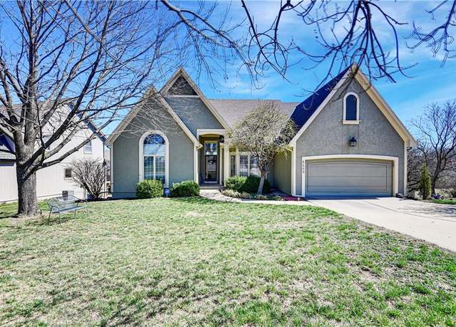 Property at 8609 Candlelight Ln, Lenexa, KS 66215, 3 beds, 2.5 baths