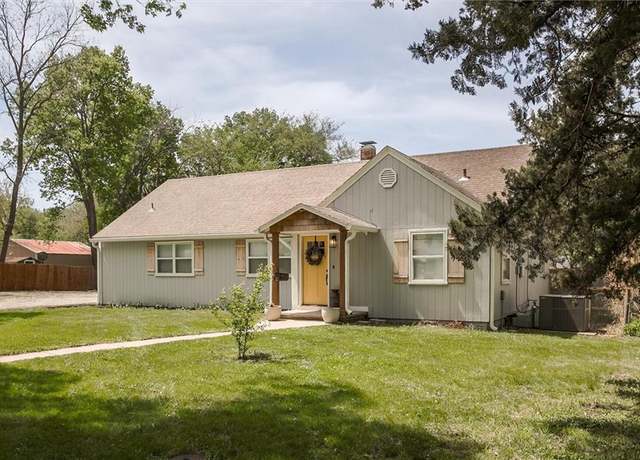 Property at 610 S Beech St, Ottawa, KS 66067, 3 beds, 2 baths