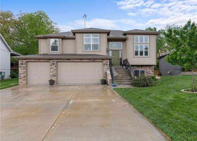 Property at 5084 NW Timberline Dr, Riverside, MO 64150, 4 beds, 3 baths