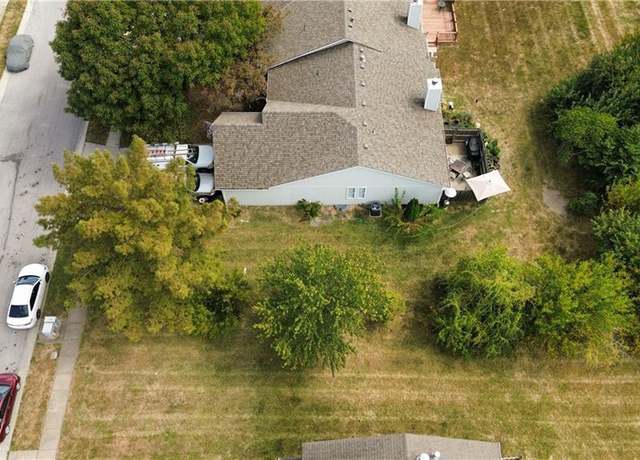 Property at 727 SE 10th St, Lee's Summit, MO 64081