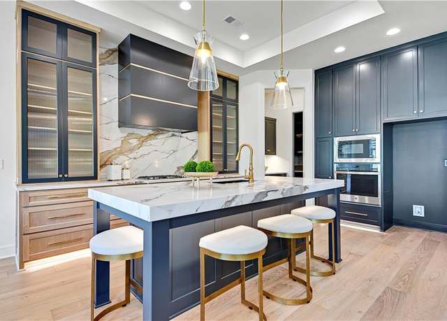 Property at 22011 W 94th St, Lenexa, KS 66220, 4 beds, 3 baths