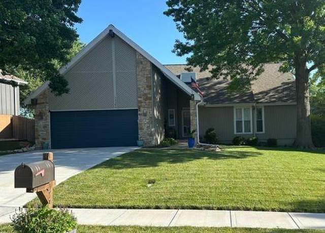 Property at 13340 W 104th St, Lenexa, KS 66215, 3 beds, 2 baths