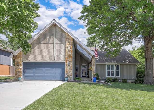 Property at 13340 W 104th St, Lenexa, KS 66215, 3 beds, 2 baths