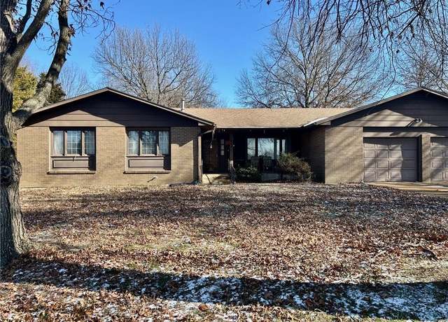 Property at 417 Crestview Dr, Parsons, KS 67357, 3 beds, 2.5 baths