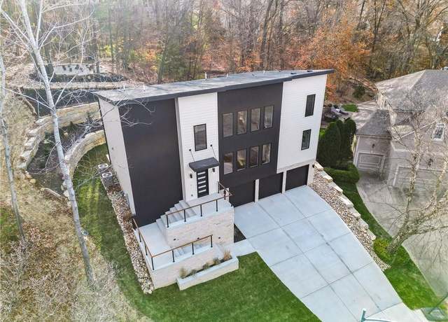 Property at 6111 Persimmon Ct, Parkville, MO 64152, 5 beds, 3.5 baths