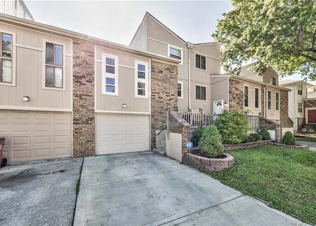 Property at 2904 5th St, Blue Springs, MO 64014, 3 beds, 2 baths