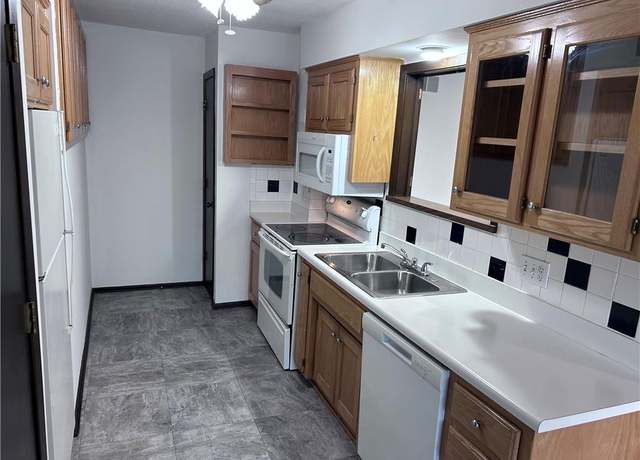 Property at 423 W 104th St Unit C, Kansas City, MO 64114, 1 bed, 1 bath