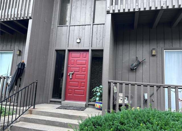 Property at 423 W 104th St Unit C, Kansas City, MO 64114, 1 bed, 1 bath