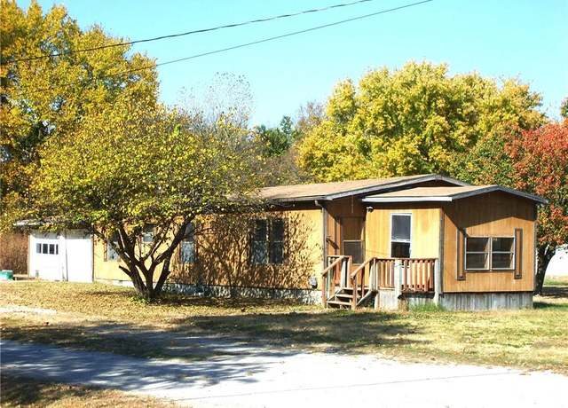 Property at 1223 S 220th St, Pittsburg, KS 66762, 3 beds, 2 baths