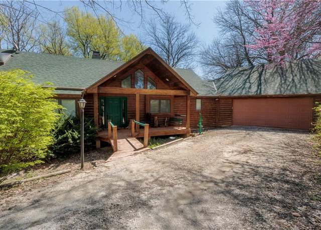 Property at 31557 Lookout Rd, Paola, KS 66071, 3 beds, 2.5 baths