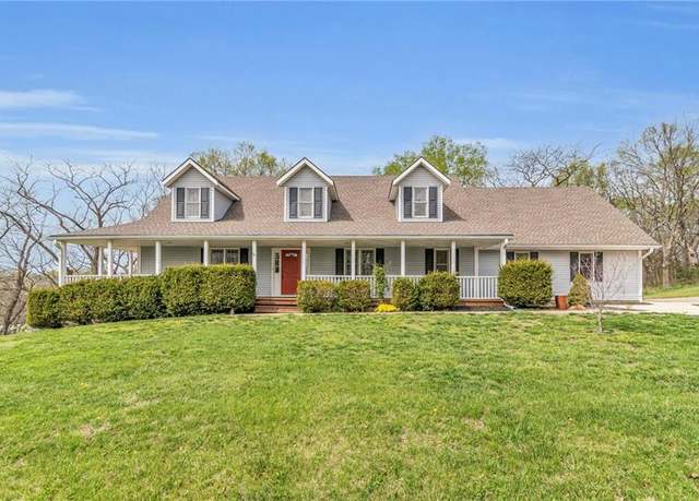 Property at 306 Hillcrest St, Smithville, MO 64089, 5 beds, 4 baths