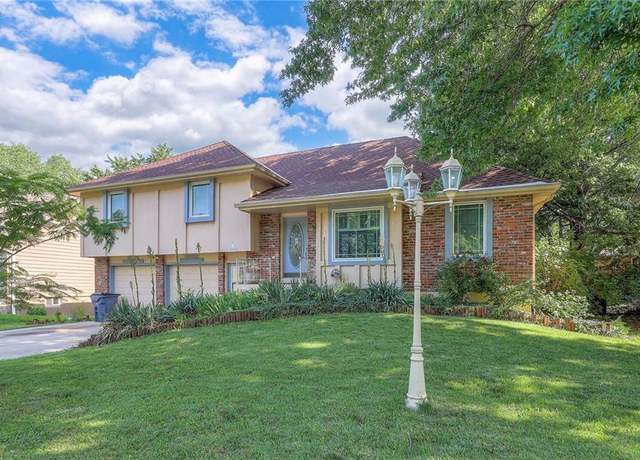Property at 1924 E Sleepy Hollow Dr, Olathe, KS 66062, 3 beds, 3 baths
