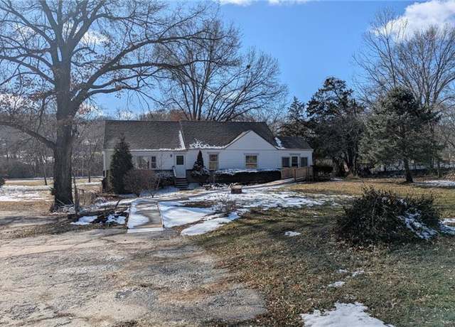 Property at 3834 NE Antioch Rd, Kansas City, MO 64117, 3 beds, 2.5 baths