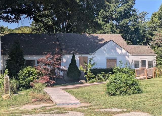 Property at 3834 NE Antioch Rd, Kansas City, MO 64117, 3 beds, 2.5 baths