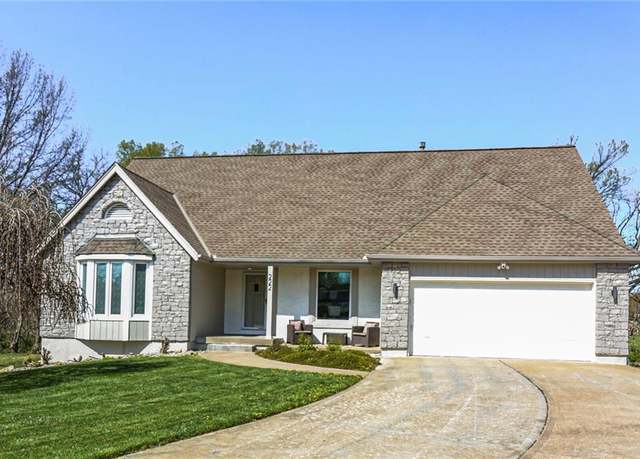 Property at 222 Chippewa Ln, Lake Winnebago, MO 64034, 4 beds, 3 baths