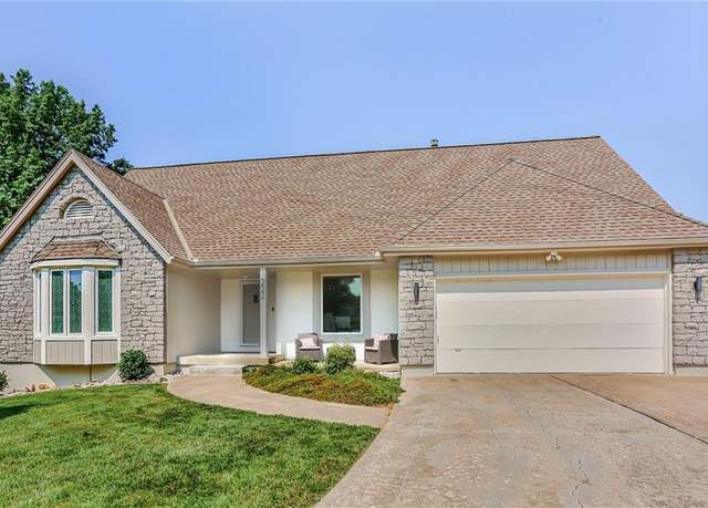 Property at 222 Chippewa Ln, Lake Winnebago, MO 64034, 4 beds, 3 baths