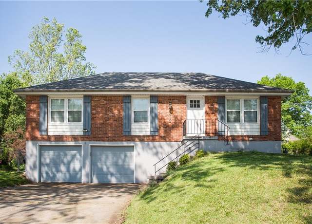Property at 3912 S Lees Summit Rd, Independence, MO 64055, 3 beds, 1.5 baths