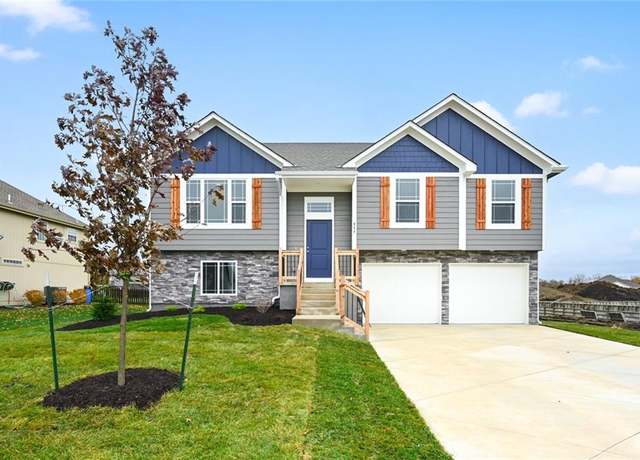 Property at 11207 207th St, Peculiar, MO 64078, 4 beds, 3 baths