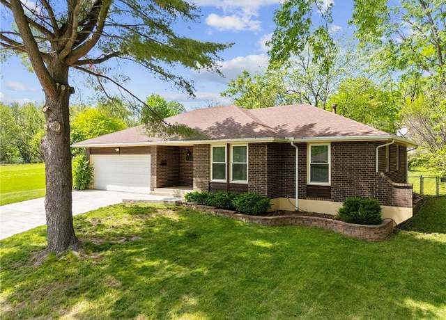 Property at 11900 E 55th Ter, Kansas City, MO 64133, 3 beds, 2.5 baths