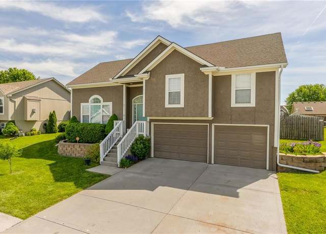 Property at 803 Crestridge Dr, Kearney, MO 64060, 3 beds, 3 baths